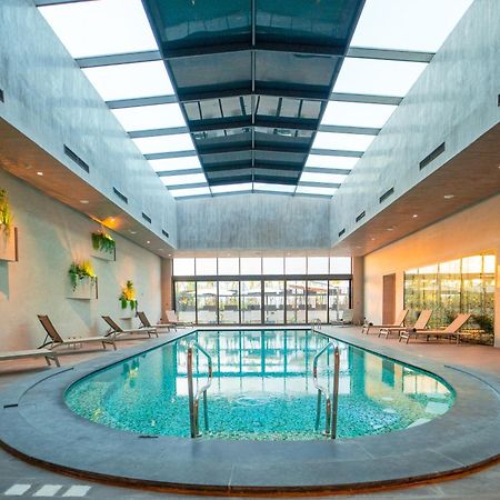Moevenpick Hotel Du Lac Тунис Экстерьер фото The swimming pool at the hotel
