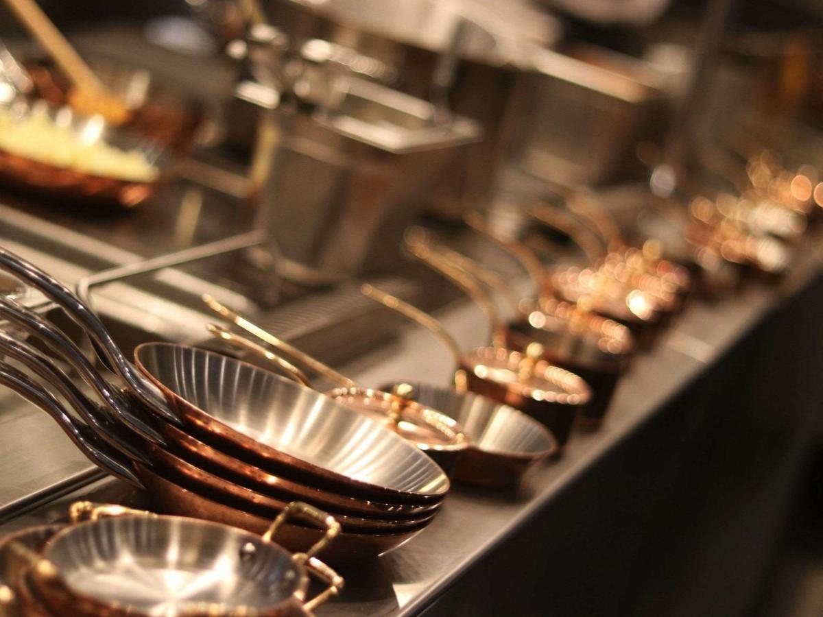 Moevenpick Hotel Du Lac Тунис Экстерьер фото A variety of pans