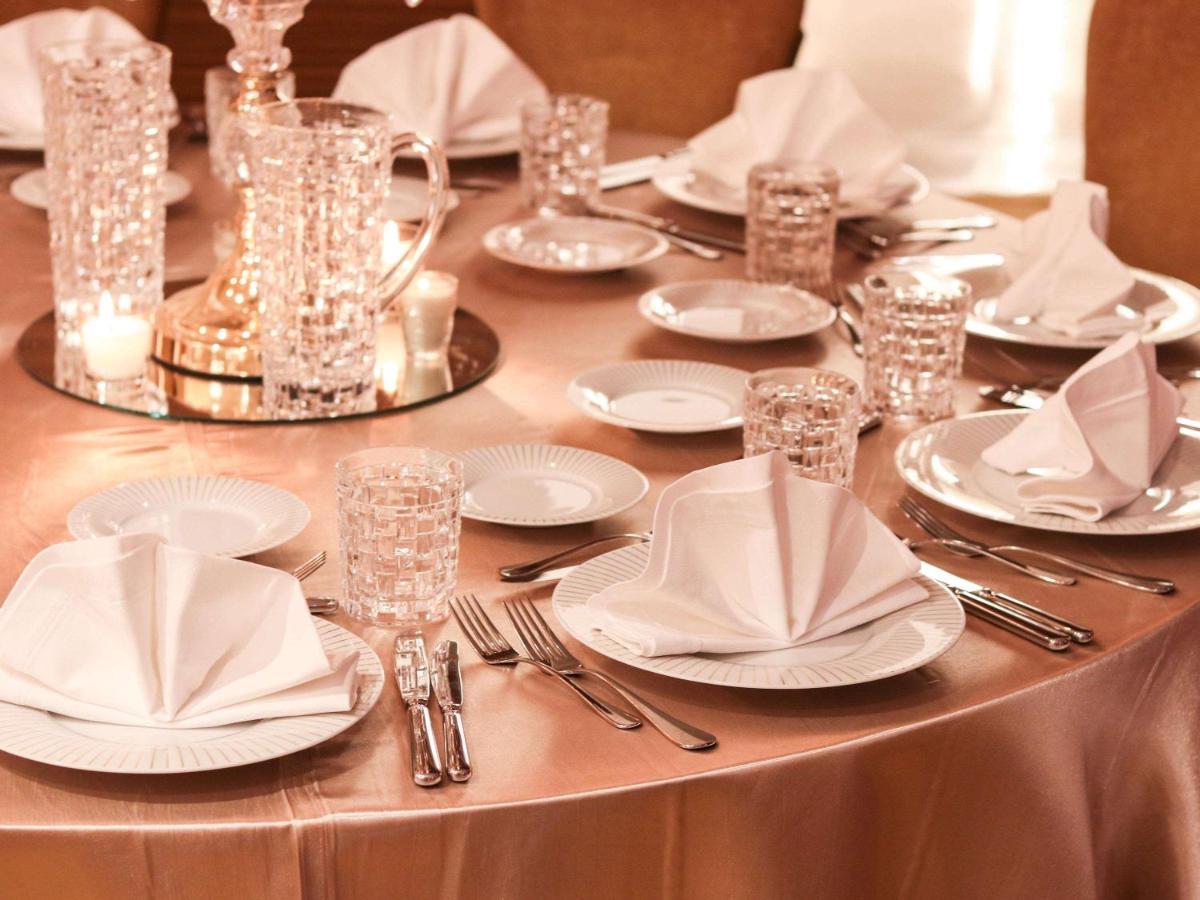 Moevenpick Hotel Du Lac Тунис Экстерьер фото A table set for fine dining