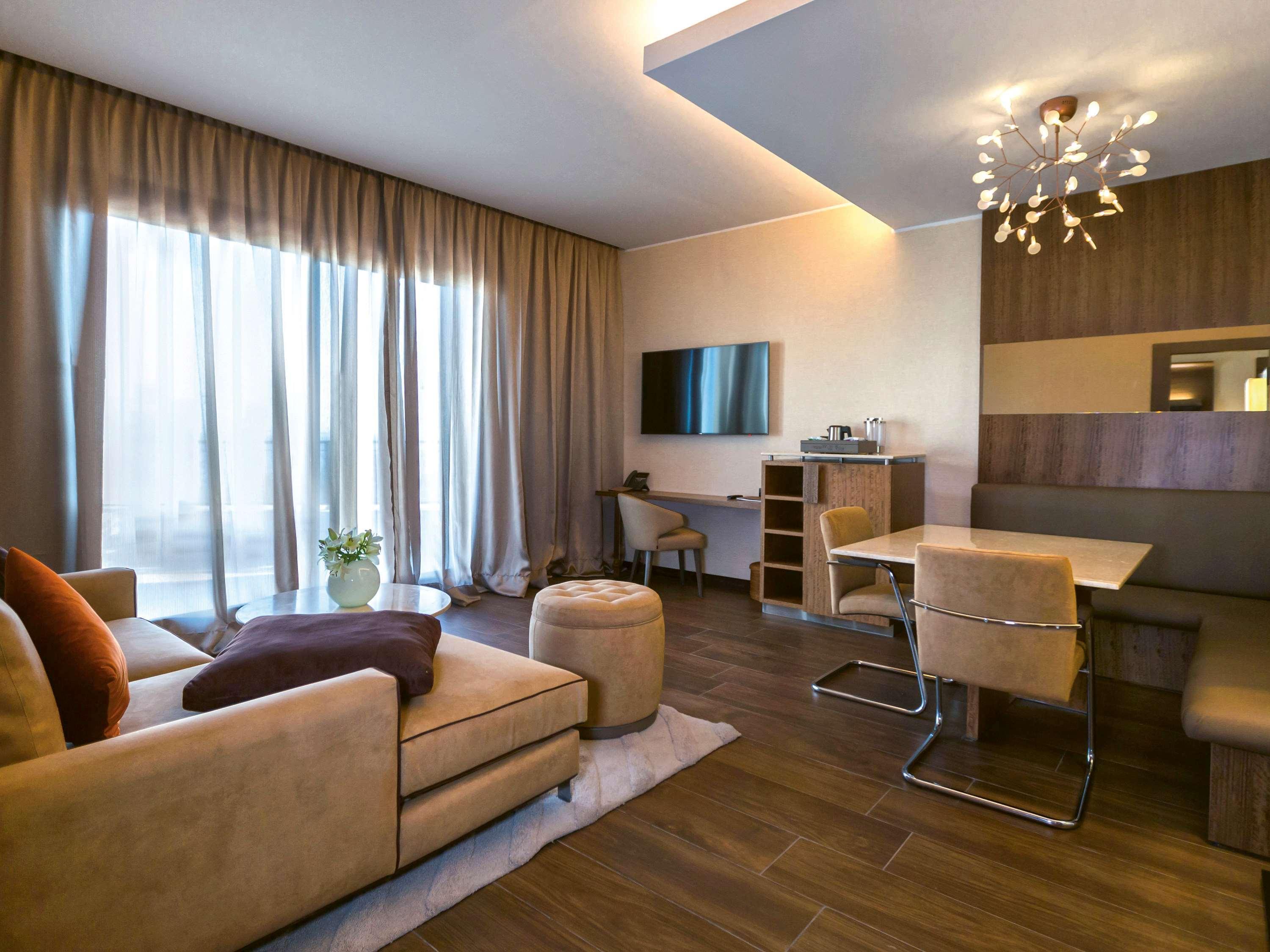 Moevenpick Hotel Du Lac Тунис Экстерьер фото A living room in a modern apartment