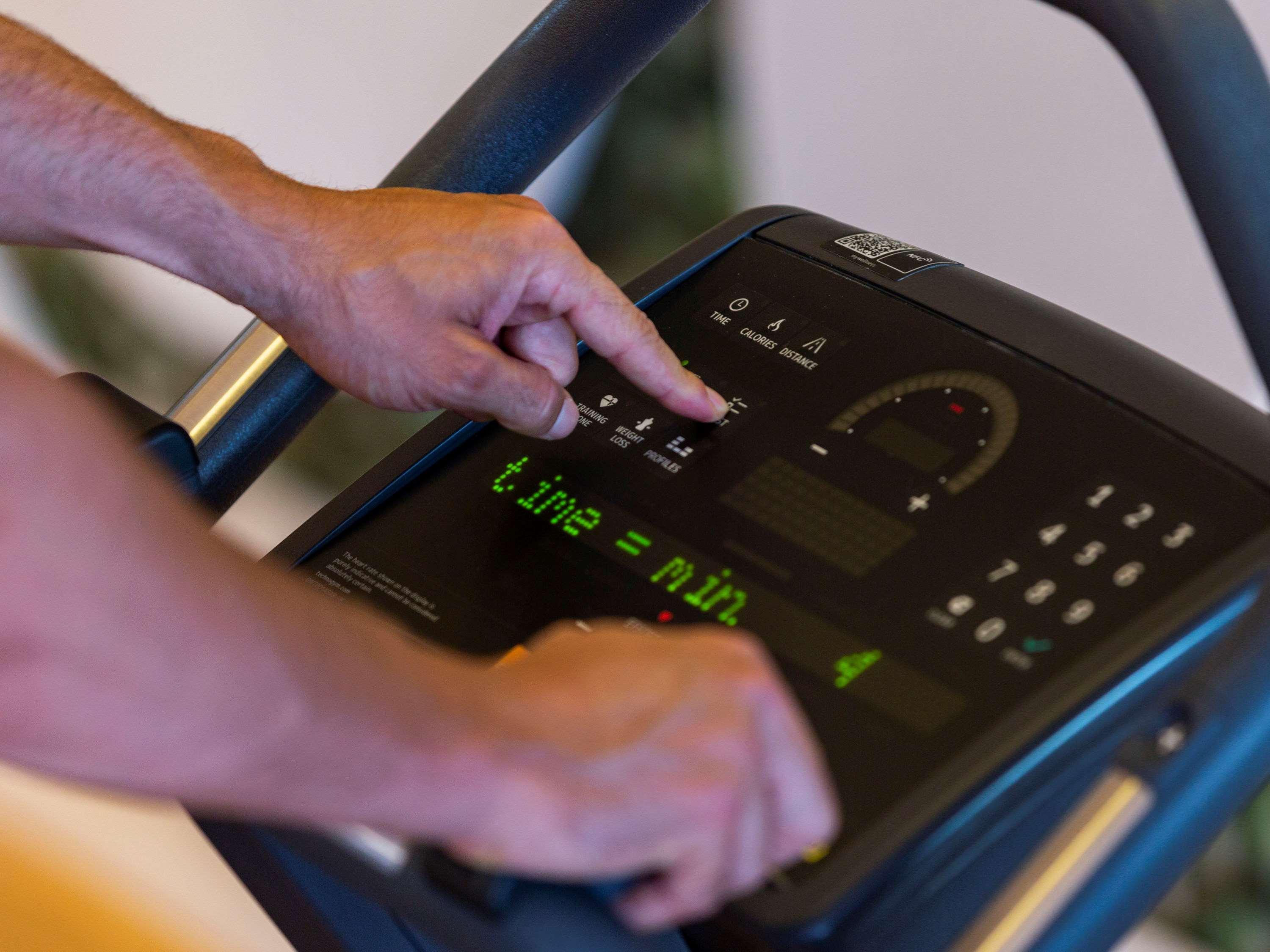 Moevenpick Hotel Du Lac Тунис Экстерьер фото A treadmill console