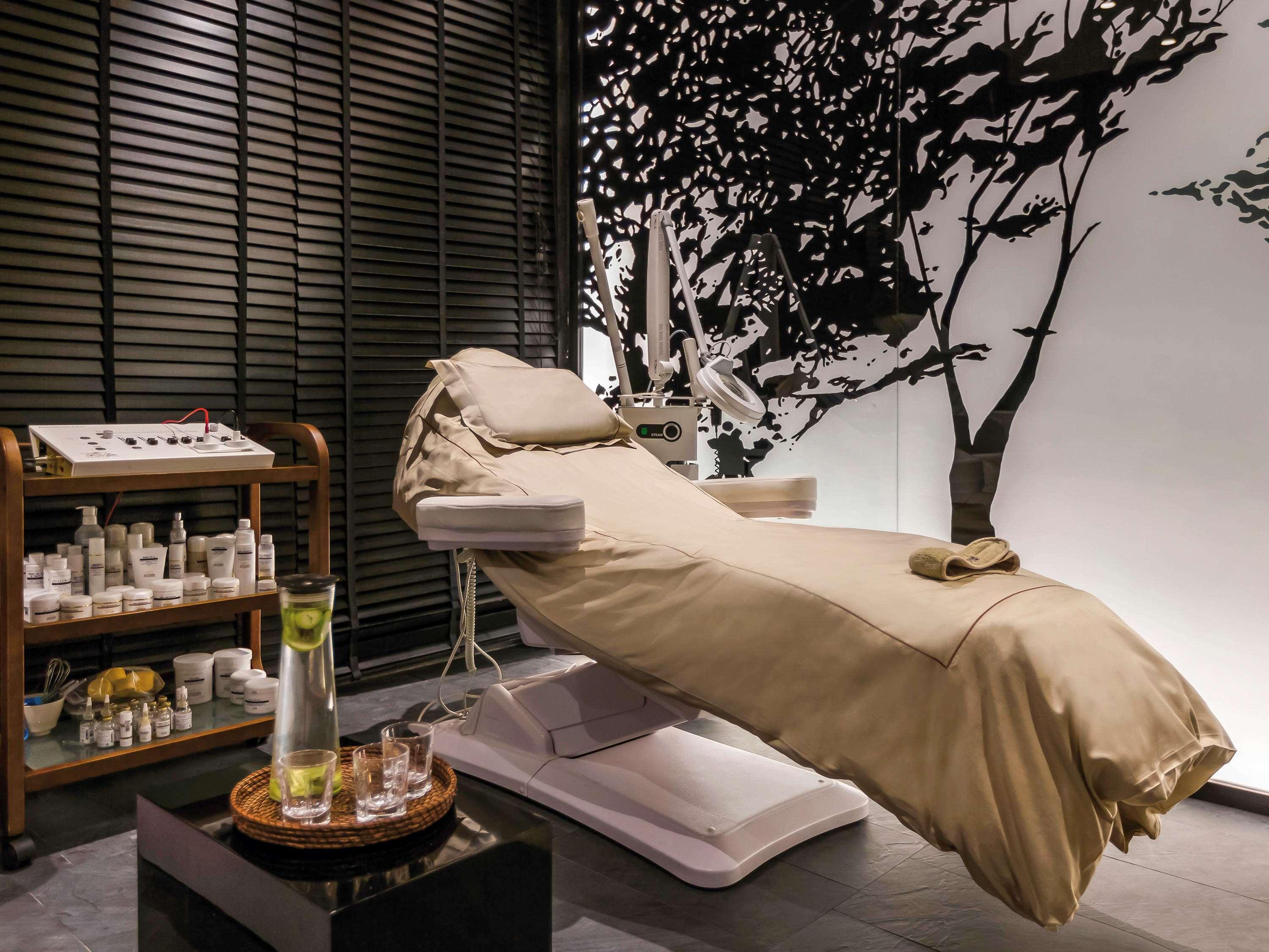 Moevenpick Hotel Du Lac Тунис Экстерьер фото A treatment room at a spa