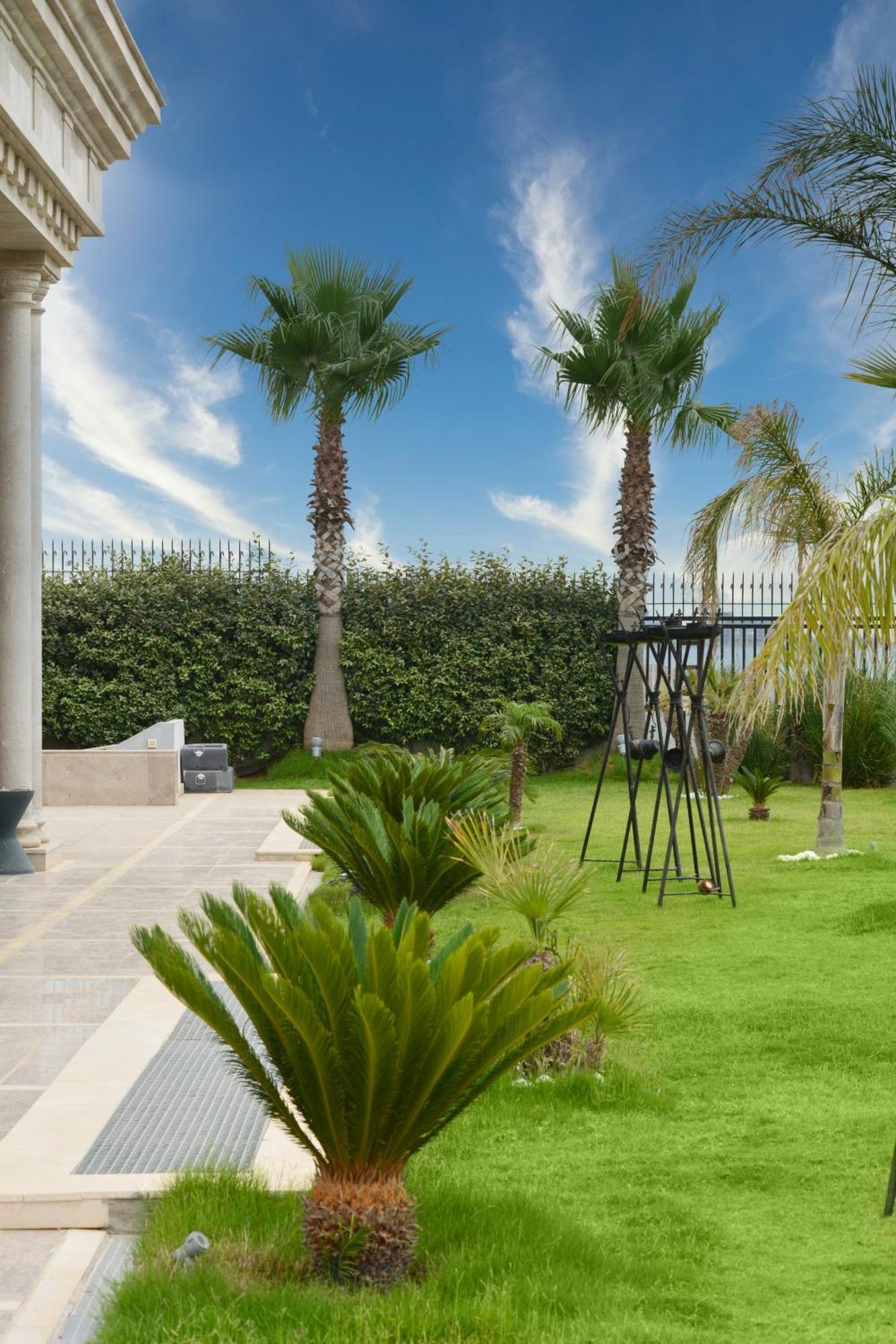 Moevenpick Hotel Du Lac Тунис Экстерьер фото The garden of the villa
