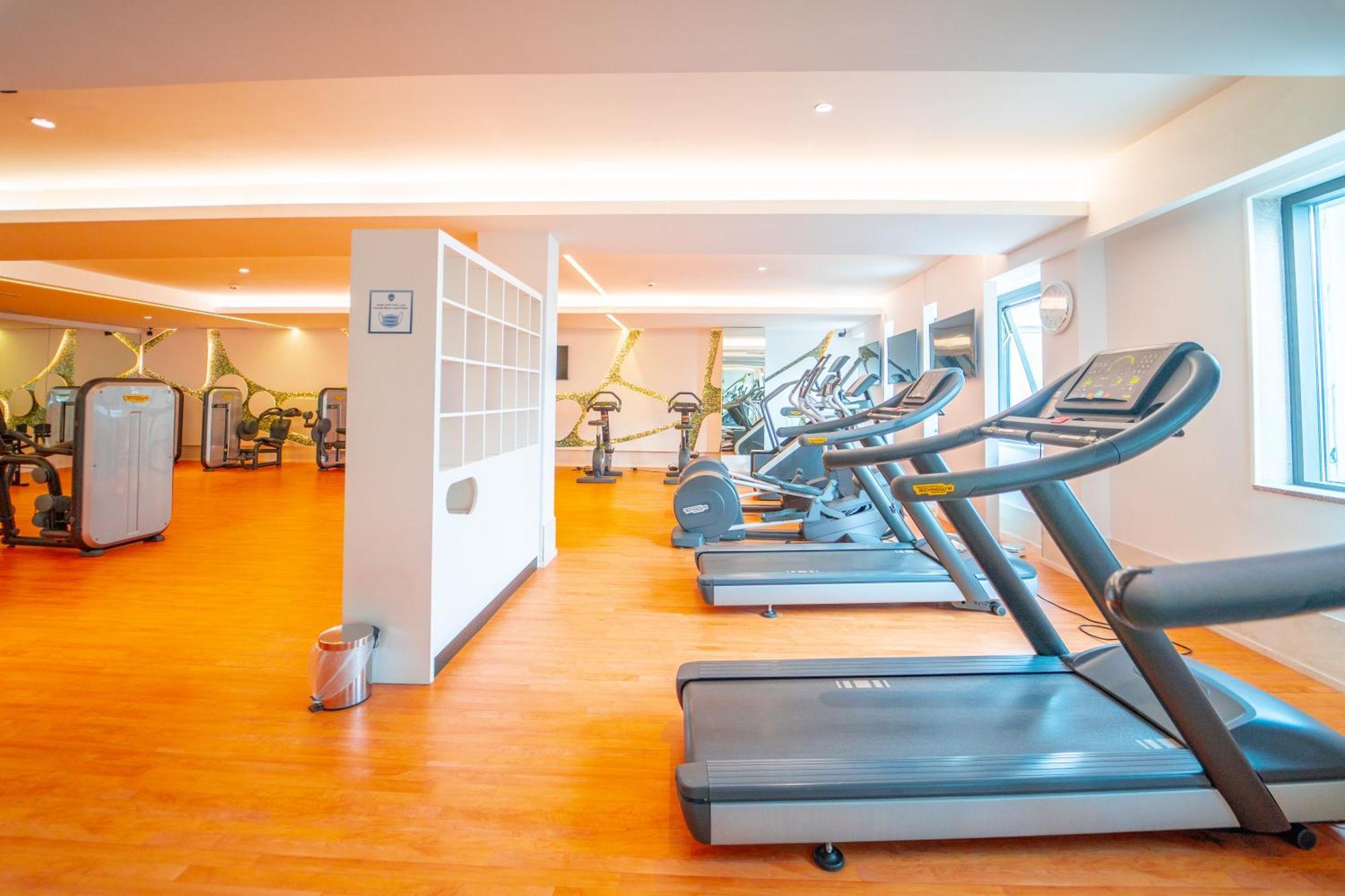 Moevenpick Hotel Du Lac Тунис Экстерьер фото The gym at the hotel