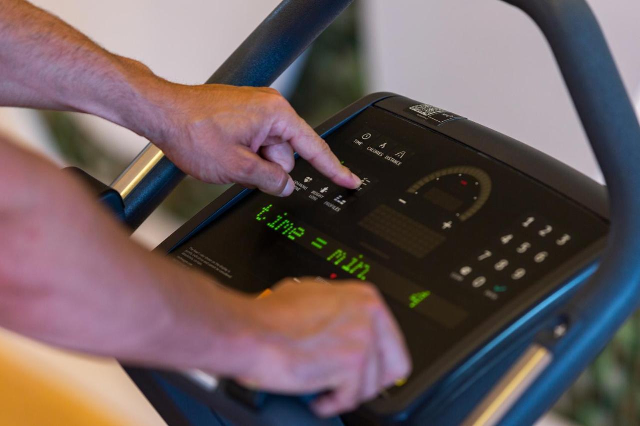 Moevenpick Hotel Du Lac Тунис Экстерьер фото A treadmill console